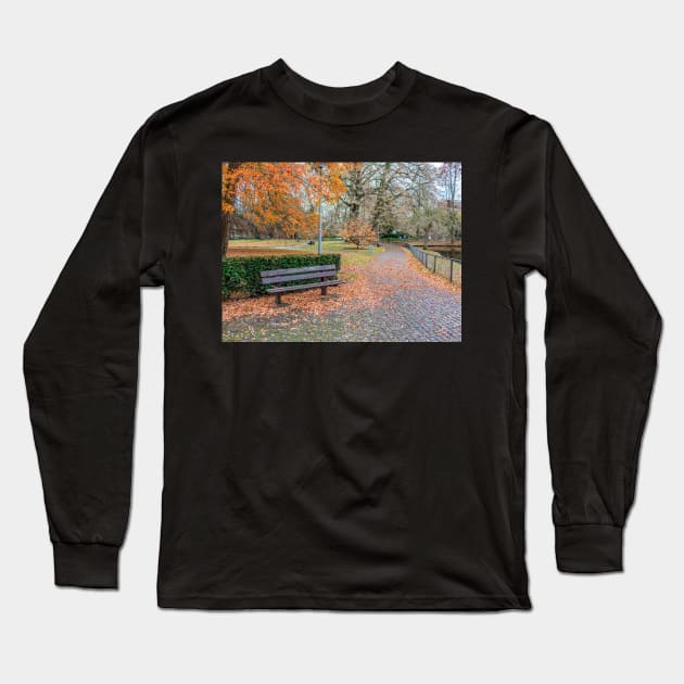 Empty bench in public park in autumn Long Sleeve T-Shirt by yackers1